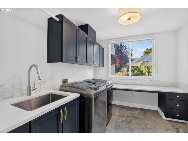 3709 ROSEPARK Dr, West Linn, OR 97068