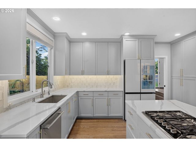 3709 ROSEPARK Dr, West Linn, OR 97068
