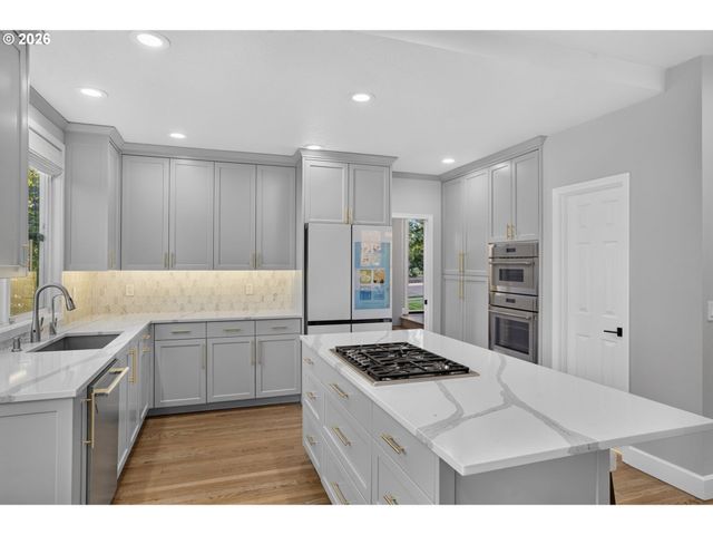 3709 ROSEPARK Dr, West Linn, OR 97068