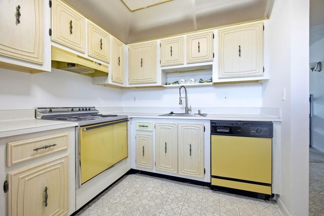 2801 Somerset Drive 401, Lauderdale Lakes, FL 33311