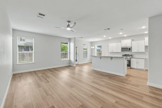 301 Serpentine LN, Jarrell, TX 76537