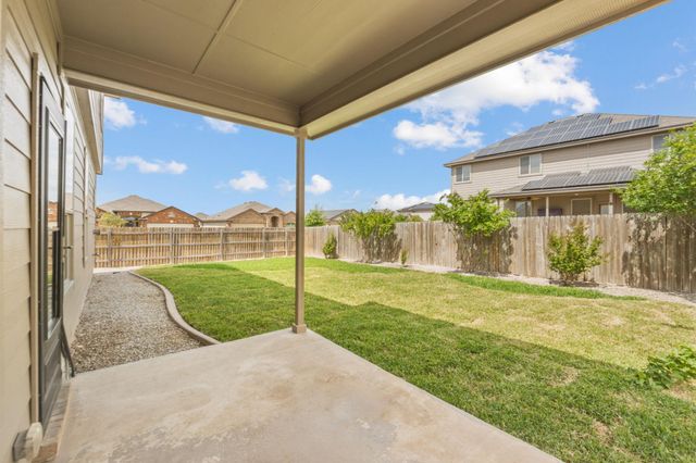 301 Serpentine LN, Jarrell, TX 76537