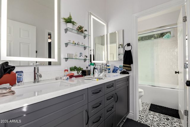 2886 E WASHINGTON Avenue, Gilbert, AZ 85234