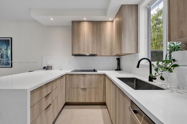 2851 SW 33rd Ct 2851, Miami, FL 33133