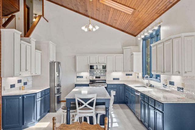 1052 Broken Arrow Estates Road, Lampe, MO 65681