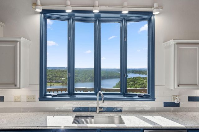 1052 Broken Arrow Estates Road, Lampe, MO 65681