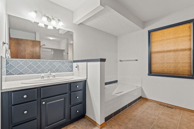 1052 Broken Arrow Estates Road, Lampe, MO 65681