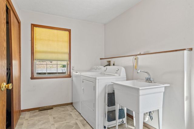 1052 Broken Arrow Estates Road, Lampe, MO 65681