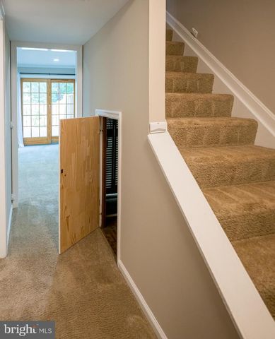 5714 EVERGREEN KNOLL CT, Alexandria, VA 22303