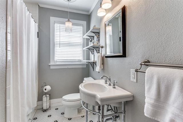 3211 Cockrell Avenue, Fort Worth, TX 76109