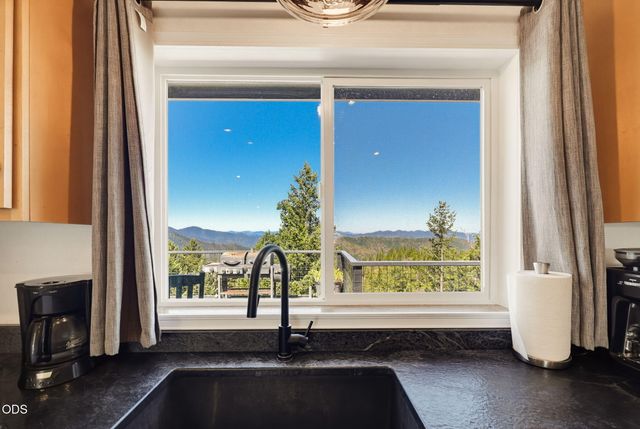 7036 Griffin Lane, Jacksonville, OR 97530