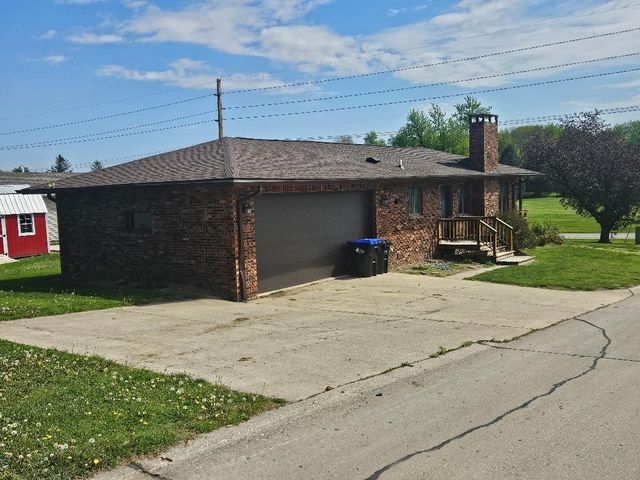 1604 13th Avenue, Belle Plaine, IA 52208