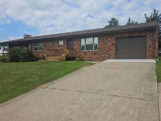 1604 13th Avenue, Belle Plaine, IA 52208
