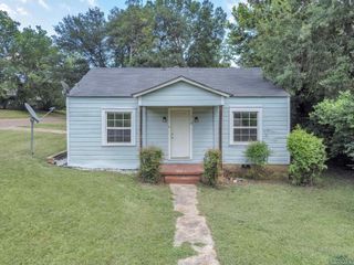 318 N Cotton St, Gladewater, TX 75647