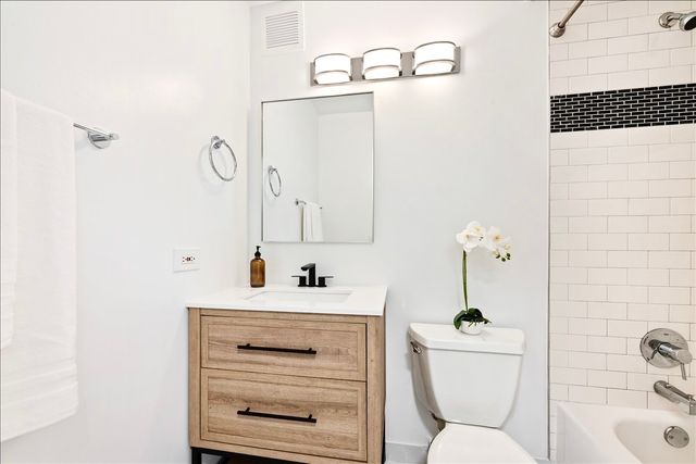 3660 N Lake Shore Drive 2507, Chicago, IL 60613