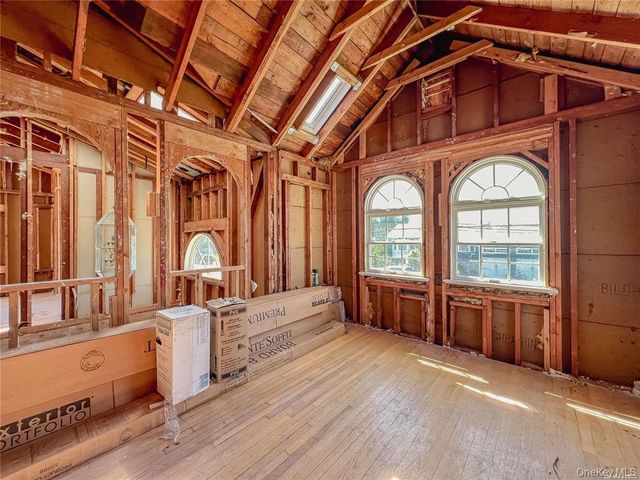 187 Sequams Lane Center, West Islip, NY 11795