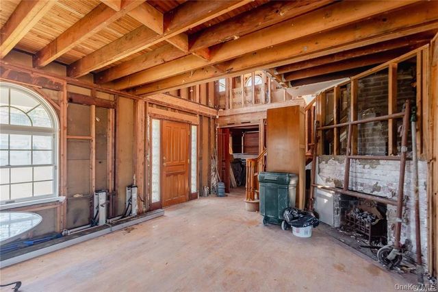 187 Sequams Lane Center, West Islip, NY 11795