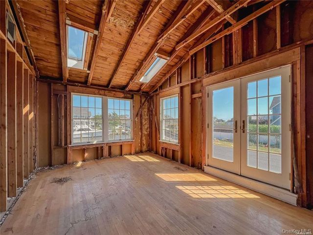 187 Sequams Lane Center, West Islip, NY 11795
