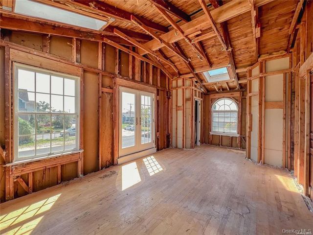 187 Sequams Lane Center, West Islip, NY 11795