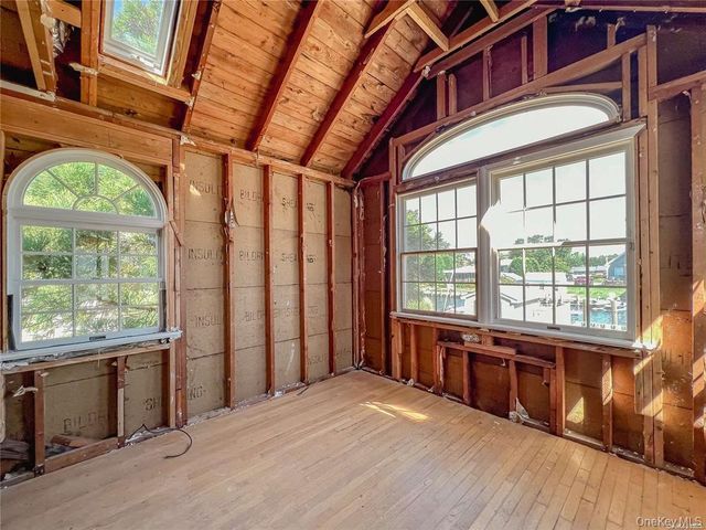 187 Sequams Lane Center, West Islip, NY 11795