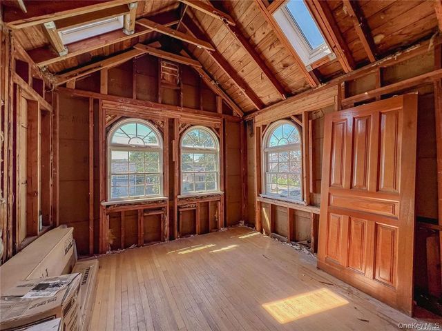 187 Sequams Lane Center, West Islip, NY 11795