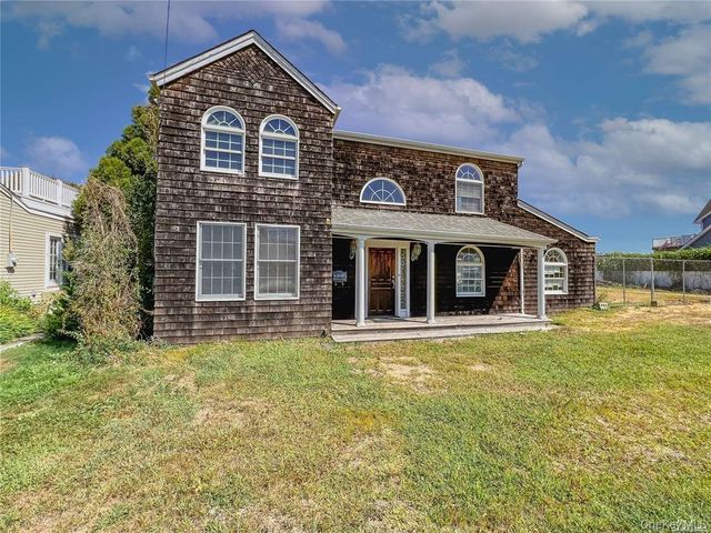 187 Sequams Lane Center, West Islip, NY 11795