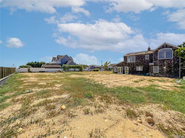 187 Sequams Lane Center, West Islip, NY 11795