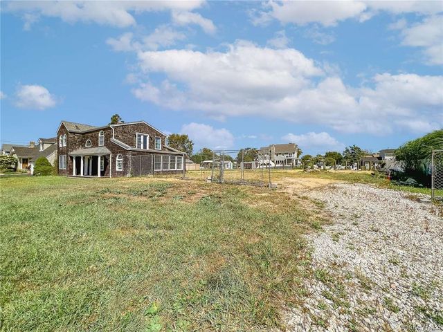 187 Sequams Lane Center, West Islip, NY 11795
