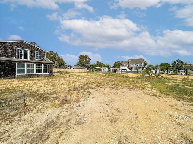 187 Sequams Lane Center, West Islip, NY 11795