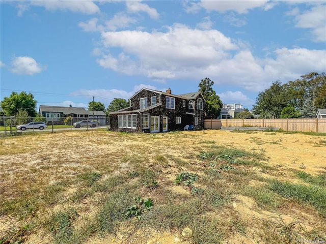 187 Sequams Lane Center, West Islip, NY 11795