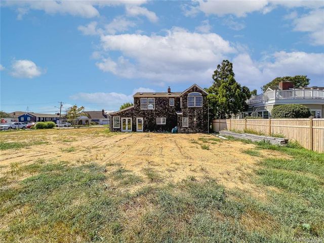 187 Sequams Lane Center, West Islip, NY 11795