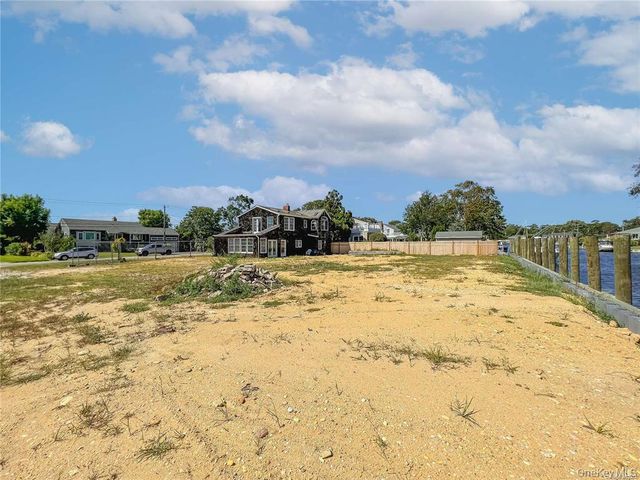 187 Sequams Lane Center, West Islip, NY 11795