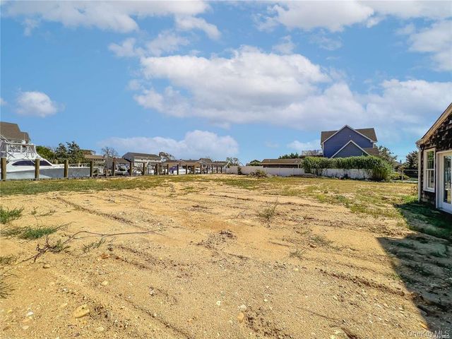 187 Sequams Lane Center, West Islip, NY 11795