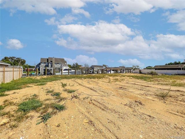 187 Sequams Lane Center, West Islip, NY 11795