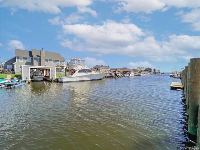 187 Sequams Lane Center, West Islip, NY 11795