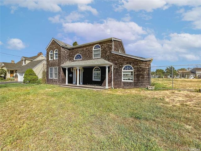 187 Sequams Lane Center, West Islip, NY 11795