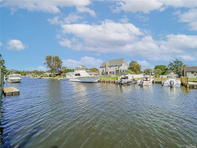 187 Sequams Lane Center, West Islip, NY 11795