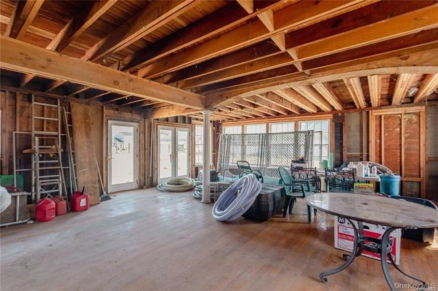 187 Sequams Lane Center, West Islip, NY 11795