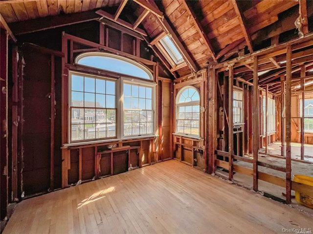 187 Sequams Lane Center, West Islip, NY 11795