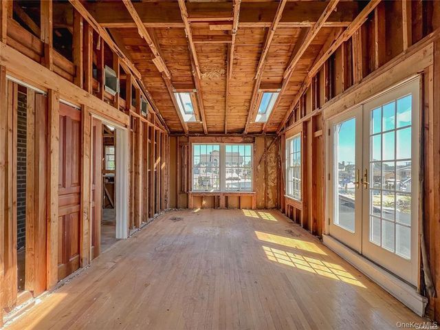 187 Sequams Lane Center, West Islip, NY 11795