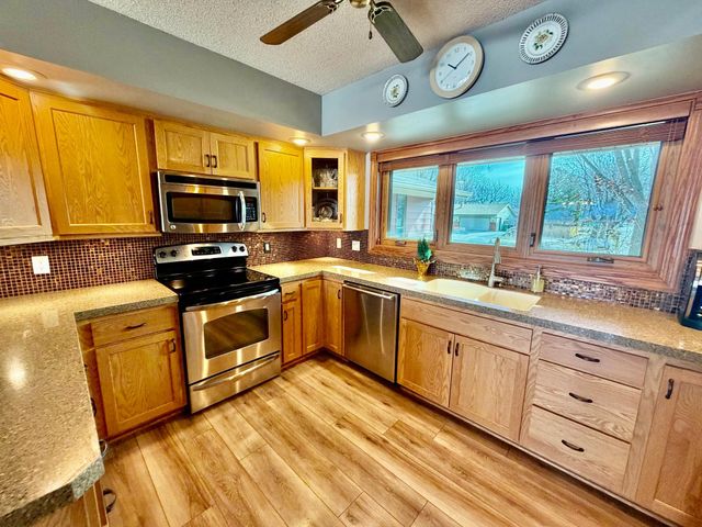 1665 Oakwood Drive, Worthington, MN 56187