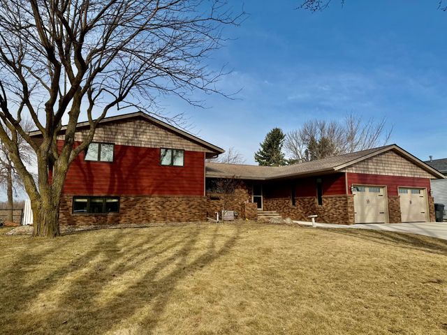 1665 Oakwood Drive, Worthington, MN 56187