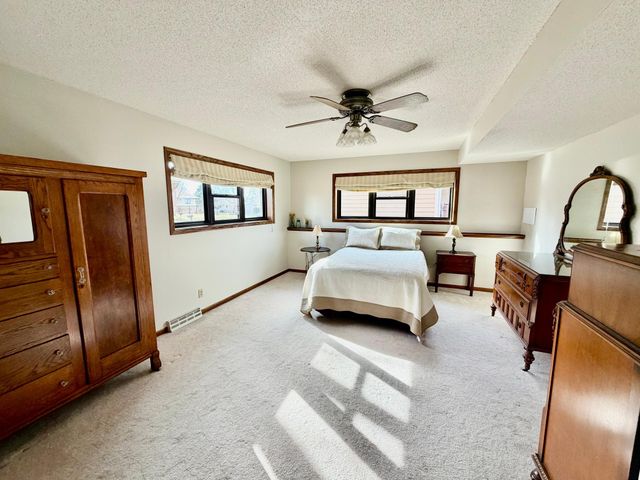 1665 Oakwood Drive, Worthington, MN 56187