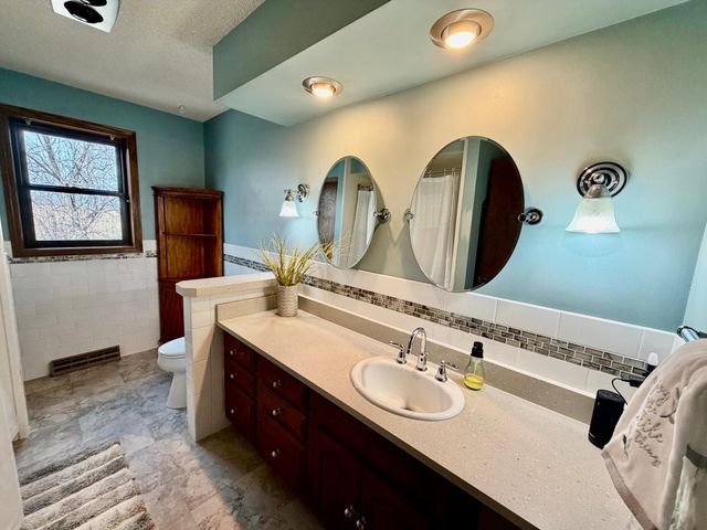 1665 Oakwood Drive, Worthington, MN 56187