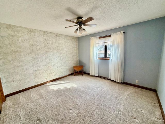 1665 Oakwood Drive, Worthington, MN 56187