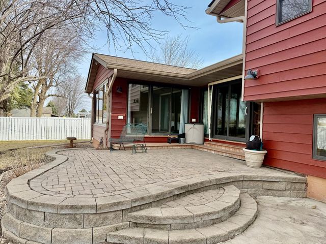 1665 Oakwood Drive, Worthington, MN 56187