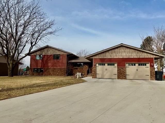 1665 Oakwood Drive, Worthington, MN 56187