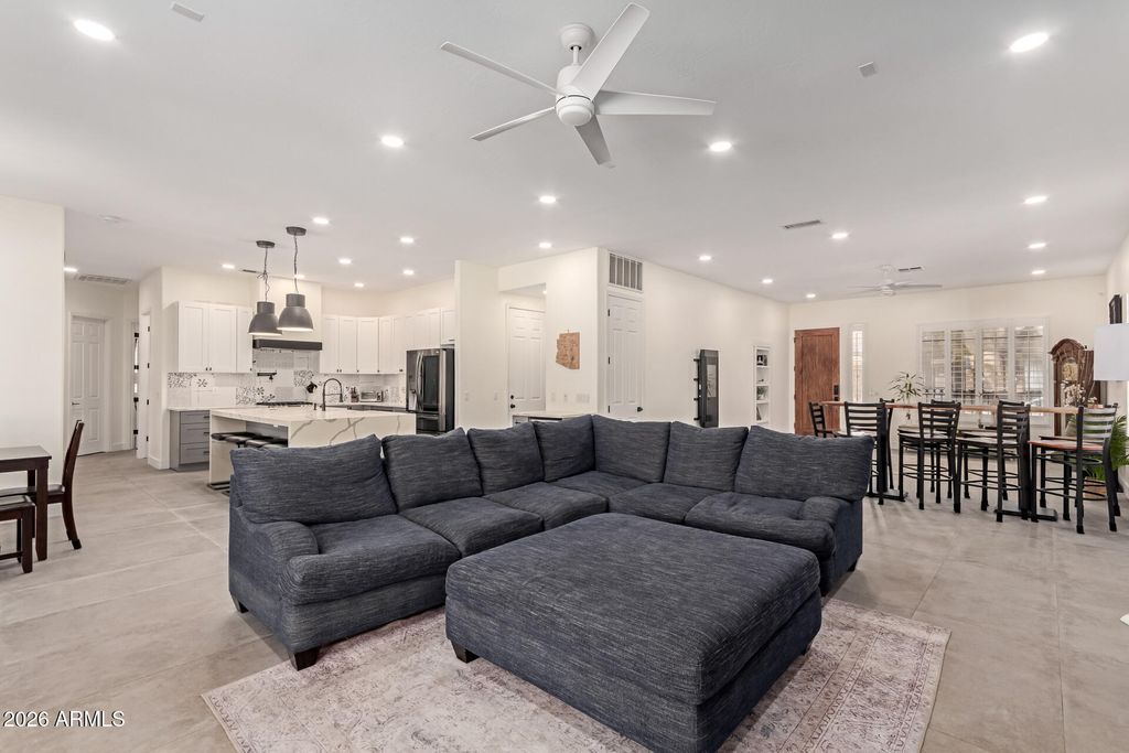 Image 10 of property listing at 5242 E HERRERA Drive, Phoenix, AZ 85054