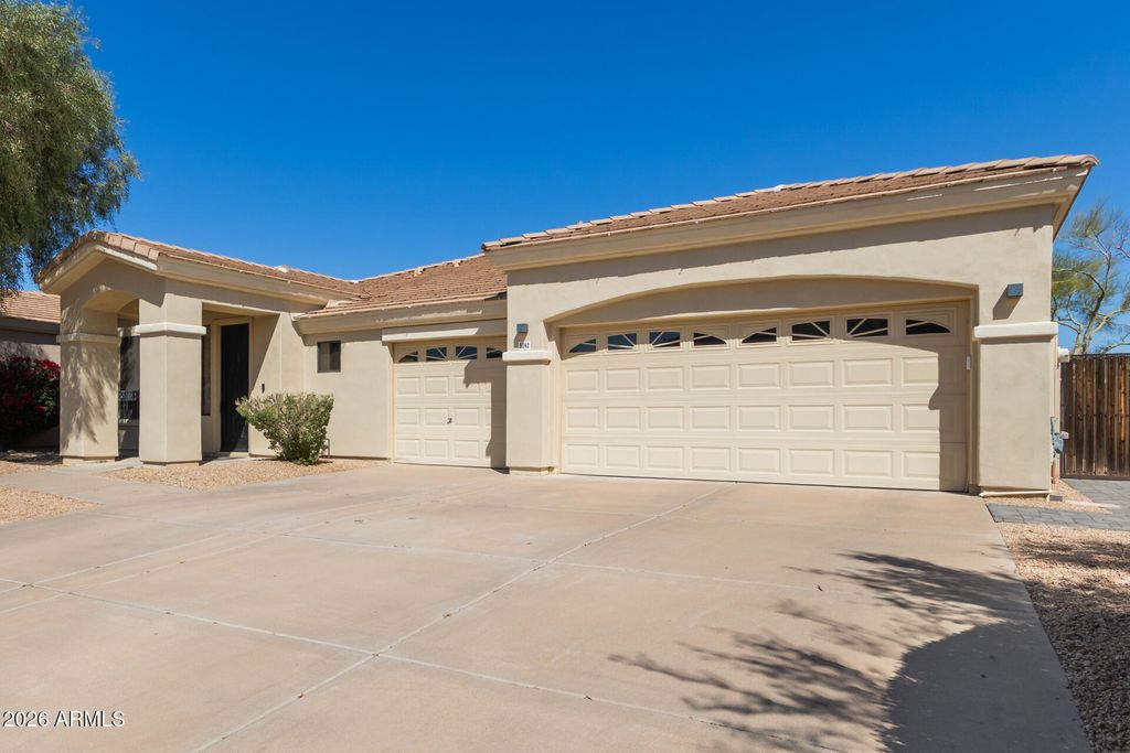 Image 6 of property listing at 5242 E HERRERA Drive, Phoenix, AZ 85054
