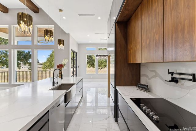 147 Las Palomas, La Vernia, TX 78121